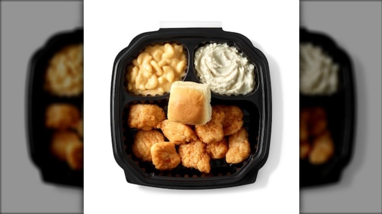 Publix Sweet and Spicy Chili Boneless Wing Meal on a white background.