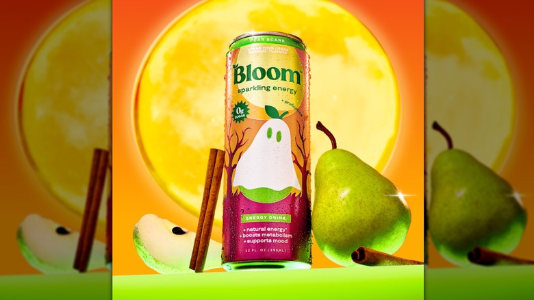 Can of Bloom Nutrition Pear Scare with a pear and cinnamon stick with a golden yellow moon in the background.