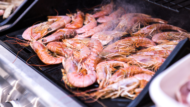 heads-on shrimp on grill