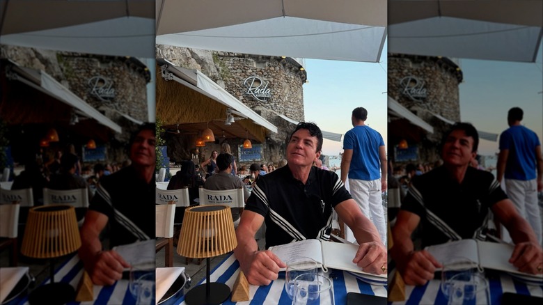 John Schnatter sitting at a table at a restaurant
