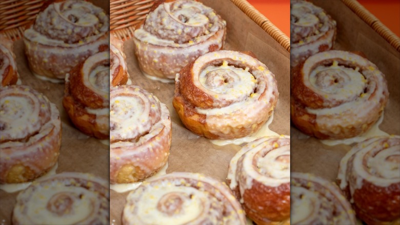 Cinnamon bun with lemon zest