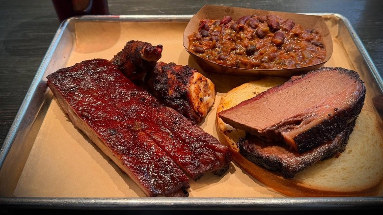 Barbecue platter with baked beams