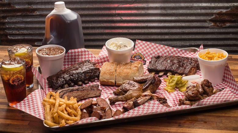BBQ and iced tea on tray and table