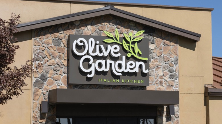 The exterior of an Olive Garden restaurant.