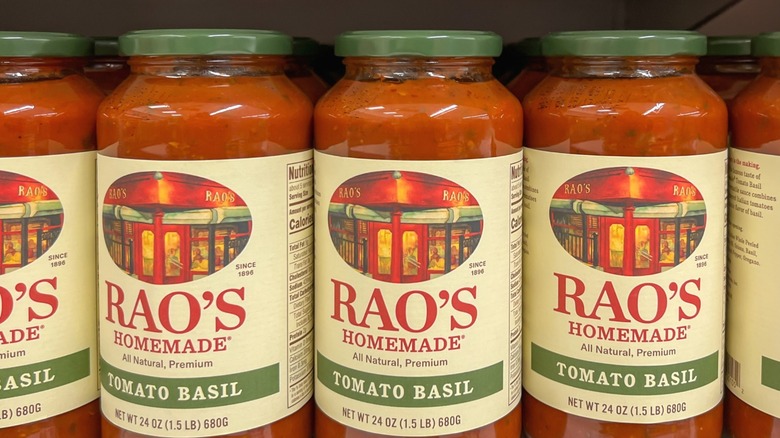 Jars of Rao's tomato basil sauce on a supermarket shelf