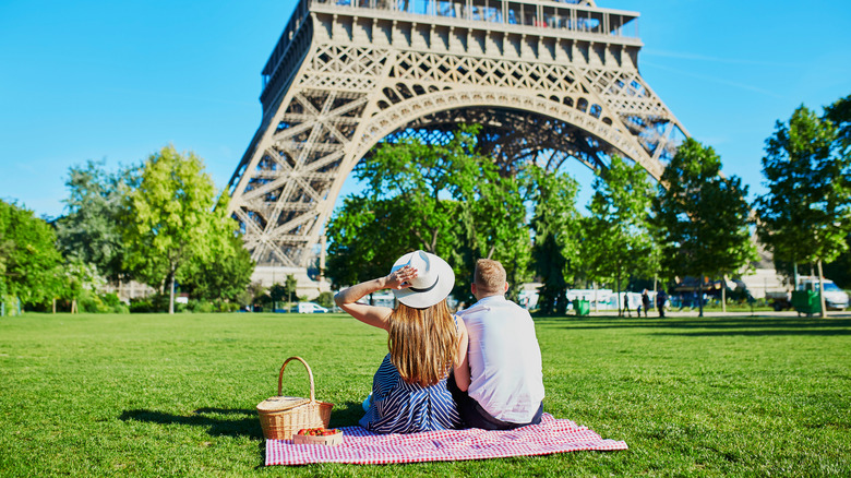 Couple having a picnic at the Eiffel Tower