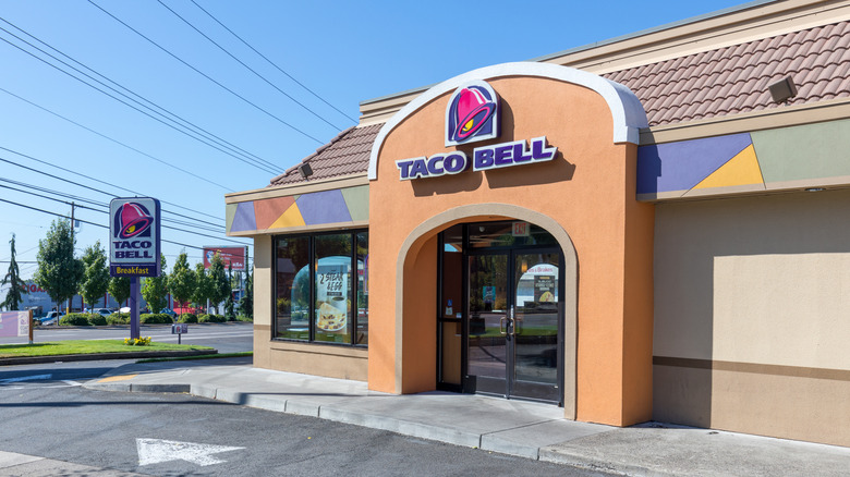 The outside of a Taco Bell location