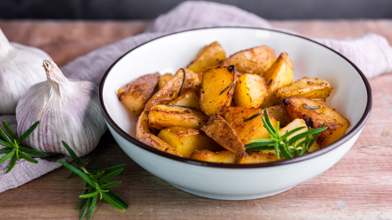 Crispy roasted potatoes with garlic and rosemary