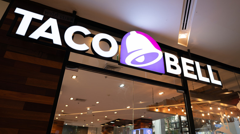 The front sign above the doorway of a Taco Bell
