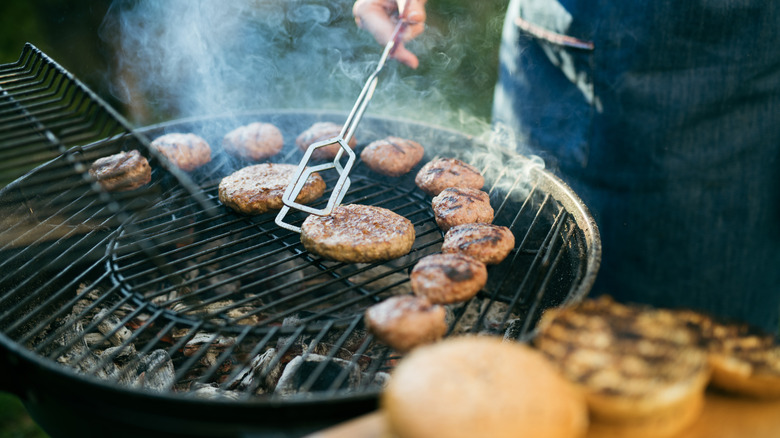 Why You Should Cook Burgers From Frozen, According To Science