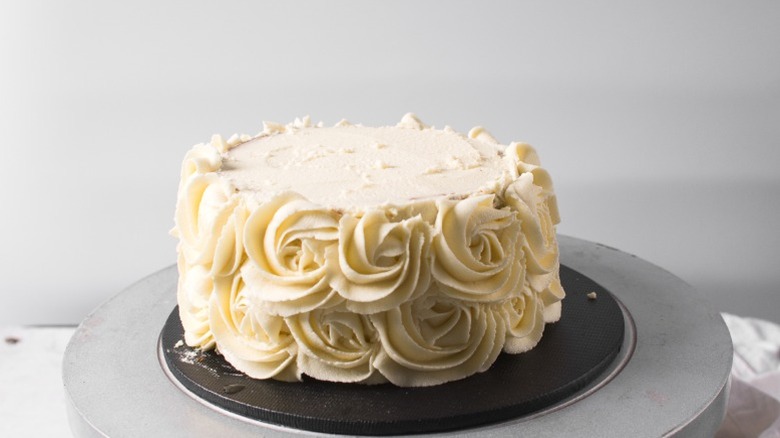 A cake with white buttercream frosting.