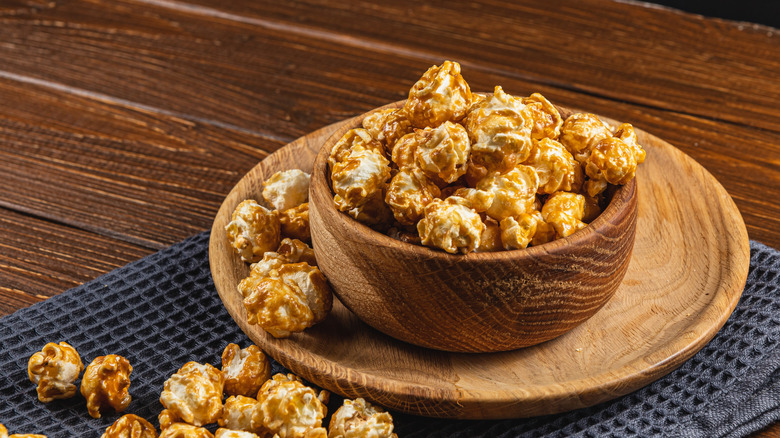 Caramel popcorn in a wooden bowl