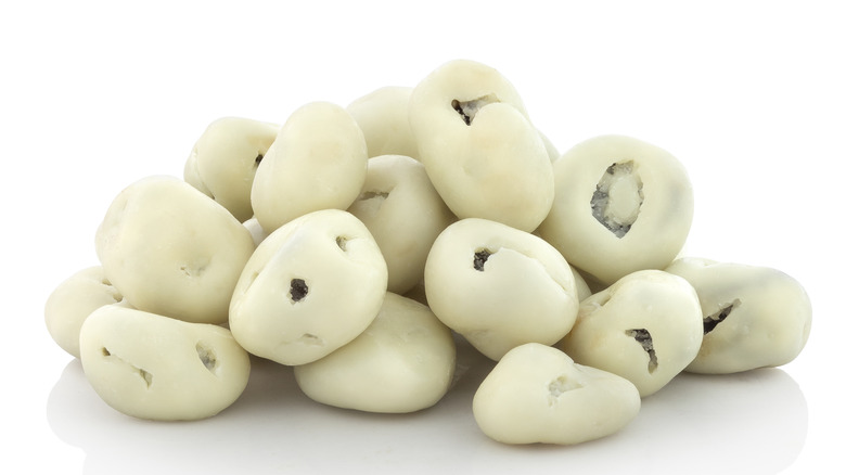 A pile of yogurt-covered raisins